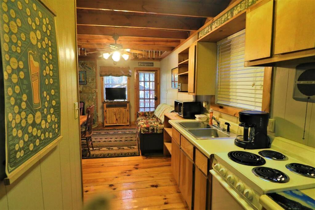 Oktoberfest Themed Cabin In Woods Stream #14 Helen Eksteriør billede